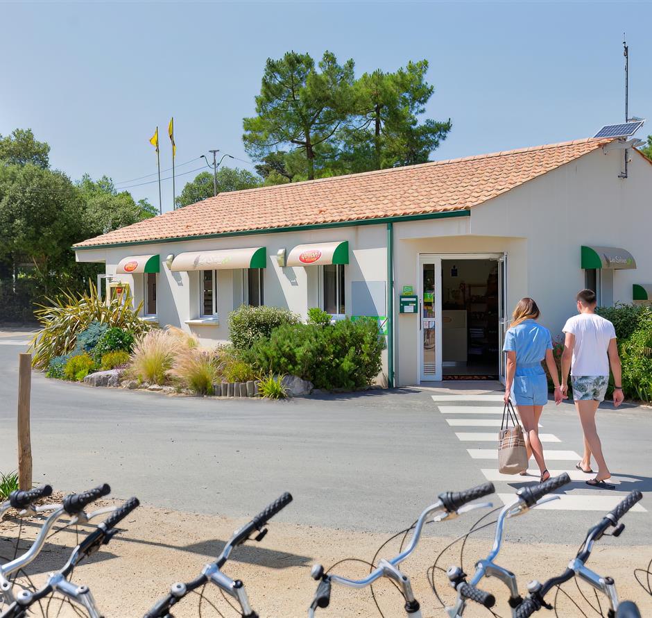 Services sur place au Camping Les Sirènes 3 étoiles  à Saint Jean de Monts en Vendée (petit déjeuner, location vélo, snack, bar, épicerie, massage, laverie, ...) 