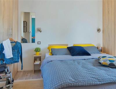Chambre du Mobil-home 4/6 personnes avec 2 chambres et clim accessible PMR