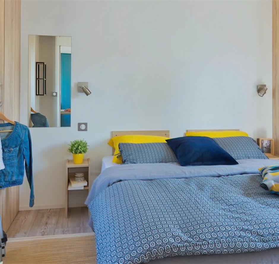 Chambre du Mobil-home 4/6 personnes avec 2 chambres et clim accessible PMR 