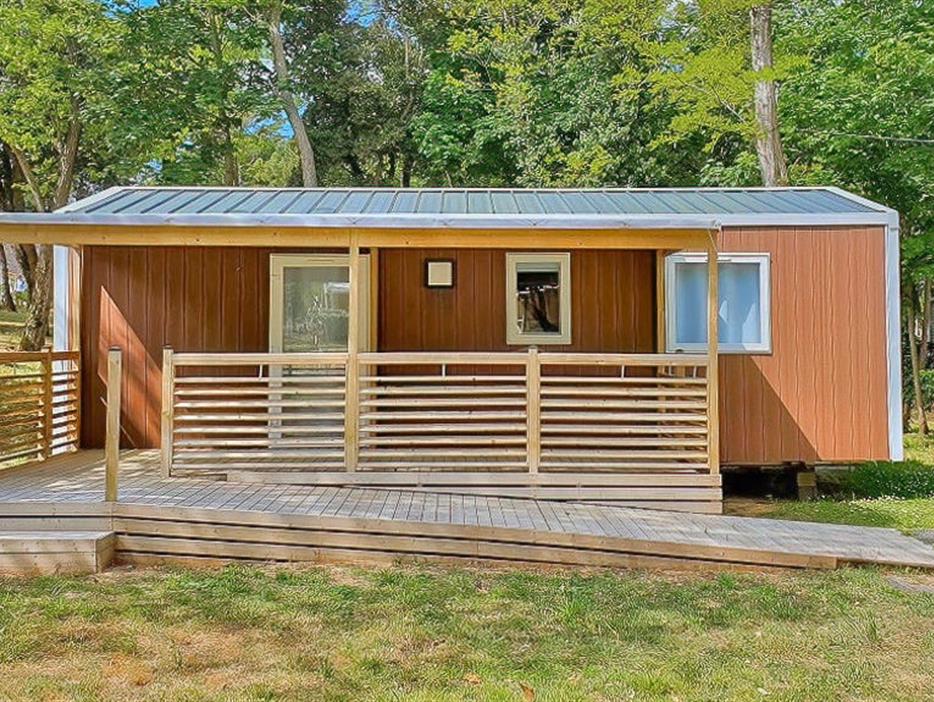 Vue extérieure du Mobil-home 4/6 personnes avec 2 chambres et clim accessible PMR - CAMPING**** Les Sirènes