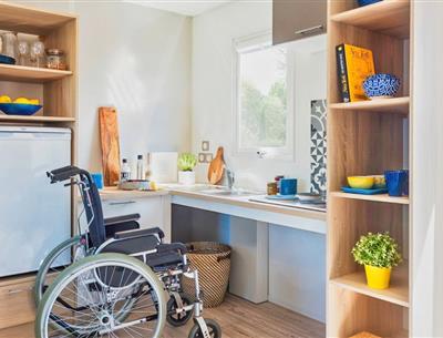 Cuisine du Mobil-home 4/6 personnes avec 2 chambres et clim accessible PMR