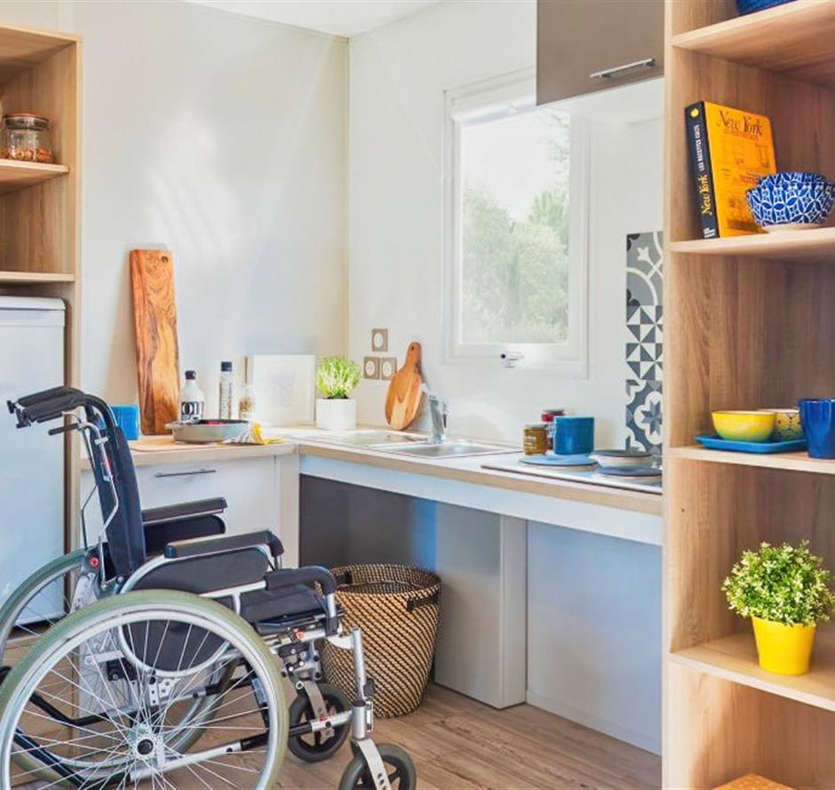 Cuisine du Mobil-home 4/6 personnes avec 2 chambres et clim accessible PMR 