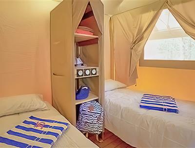 Chambre du Tente lodge 4 personnes 2 chambres