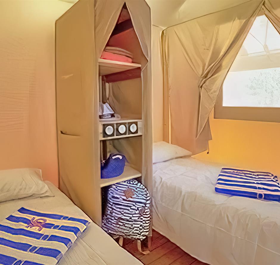 Chambre du Tente lodge 4 personnes 2 chambres 