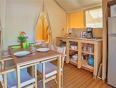 Cuisine du Tente lodge 4 personnes 2 chambres