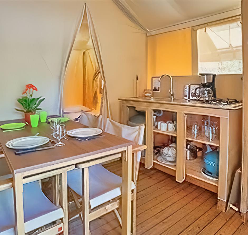 Cuisine du Tente lodge 4 personnes 2 chambres 