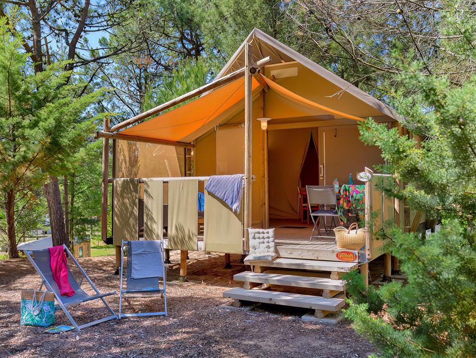 Vue extérieure de la Tente lodge 4 pers 2 fleurs - CAMPING**** Les Sirènes