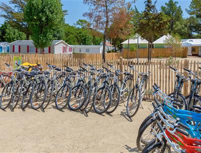 Services sur place au Camping Les Sirènes 3 étoiles  à Saint Jean de Monts en Vendée (petit déjeuner, location vélo, snack, bar, épicerie, massage, laverie, ...)