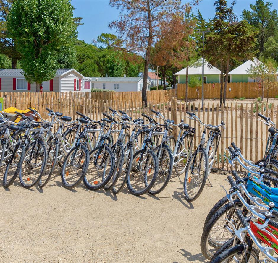 Services sur place au Camping Les Sirènes 3 étoiles  à Saint Jean de Monts en Vendée (petit déjeuner, location vélo, snack, bar, épicerie, massage, laverie, ...) 