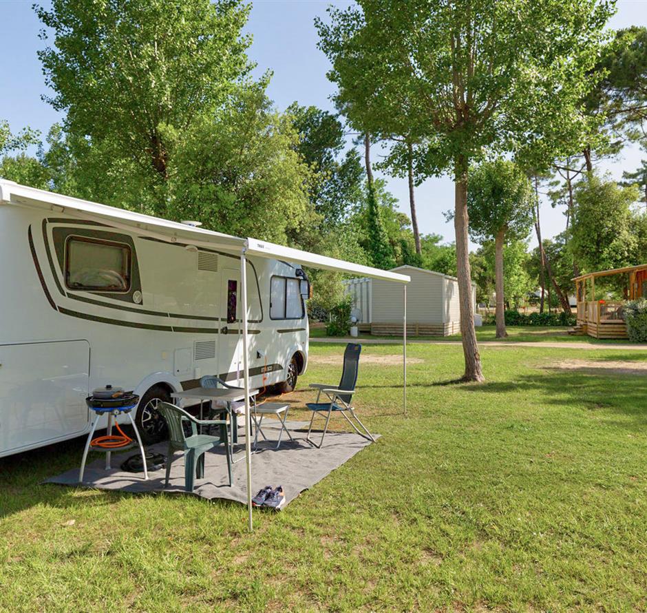 Emplacements nus avec électricité 2 fleurs au Camping Les Sirènes 