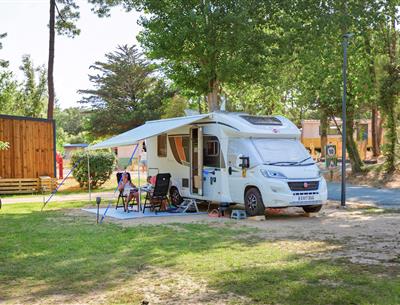 Emplacements nus avec électricité 2 fleurs au Camping Les Sirènes