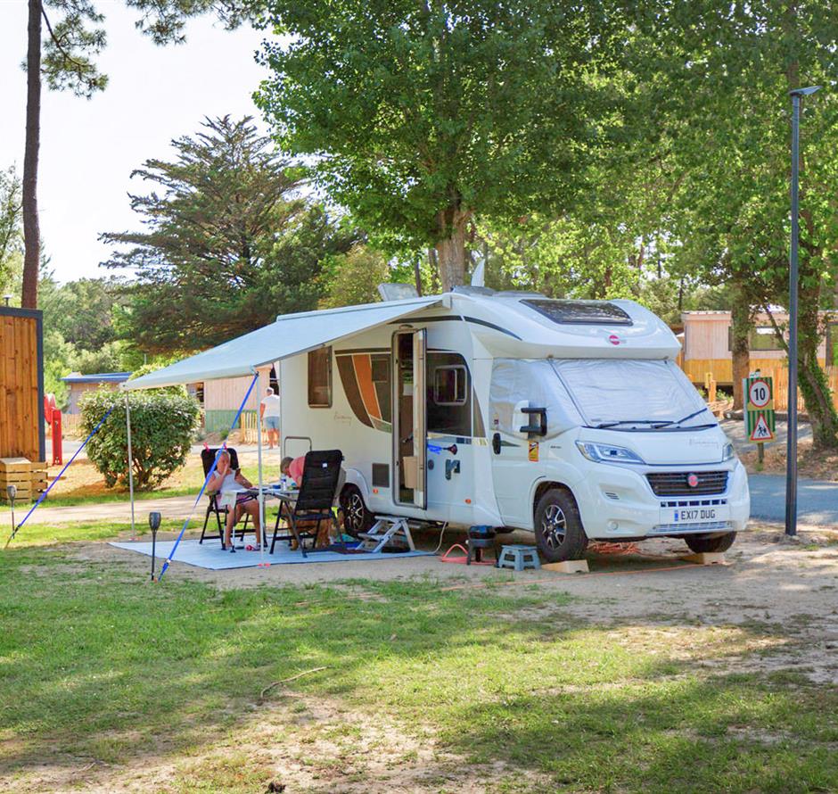 Emplacements nus avec électricité 2 fleurs au Camping Les Sirènes 
