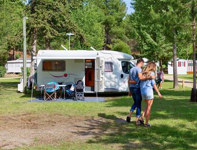 Emplacements nus avec électricité 2 fleurs au Camping Les Sirènes