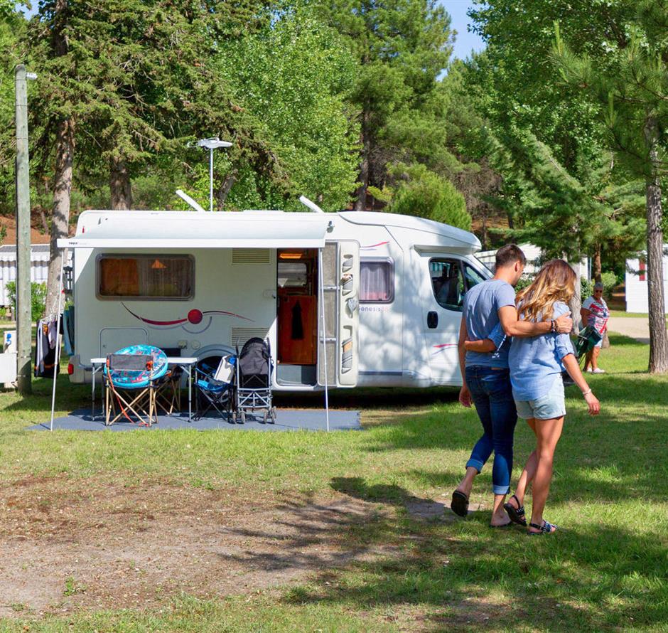 Emplacements nus avec électricité 2 fleurs au Camping Les Sirènes 