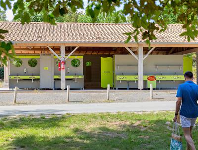 Services sur place au Camping Les Sirènes 3 étoiles  à Saint Jean de Monts en Vendée (petit déjeuner, location vélo, snack, bar, épicerie, massage, laverie, ...)