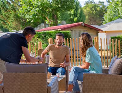 Services sur place au Camping Les Sirènes 3 étoiles  à Saint Jean de Monts en Vendée (petit déjeuner, location vélo, snack, bar, épicerie, massage, laverie, ...)