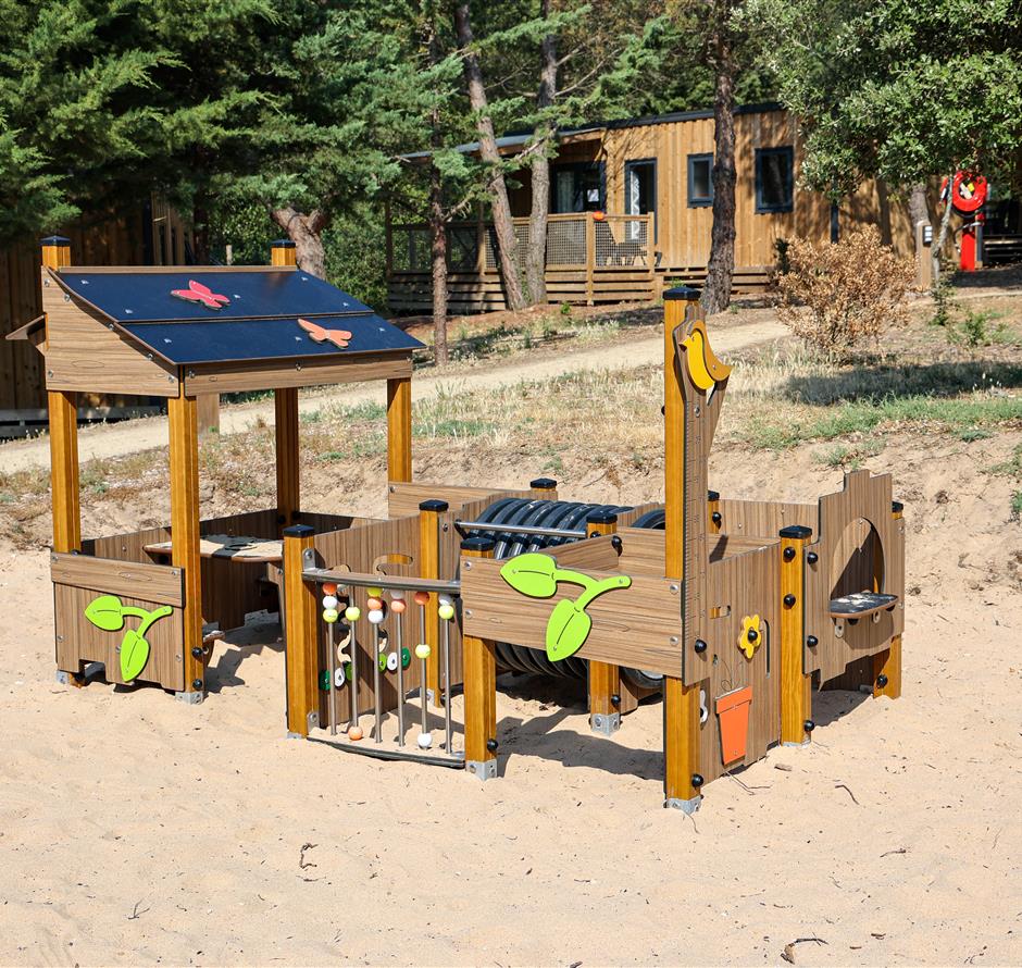 aire de jeux pour enfants au Camping Les Sirènes 