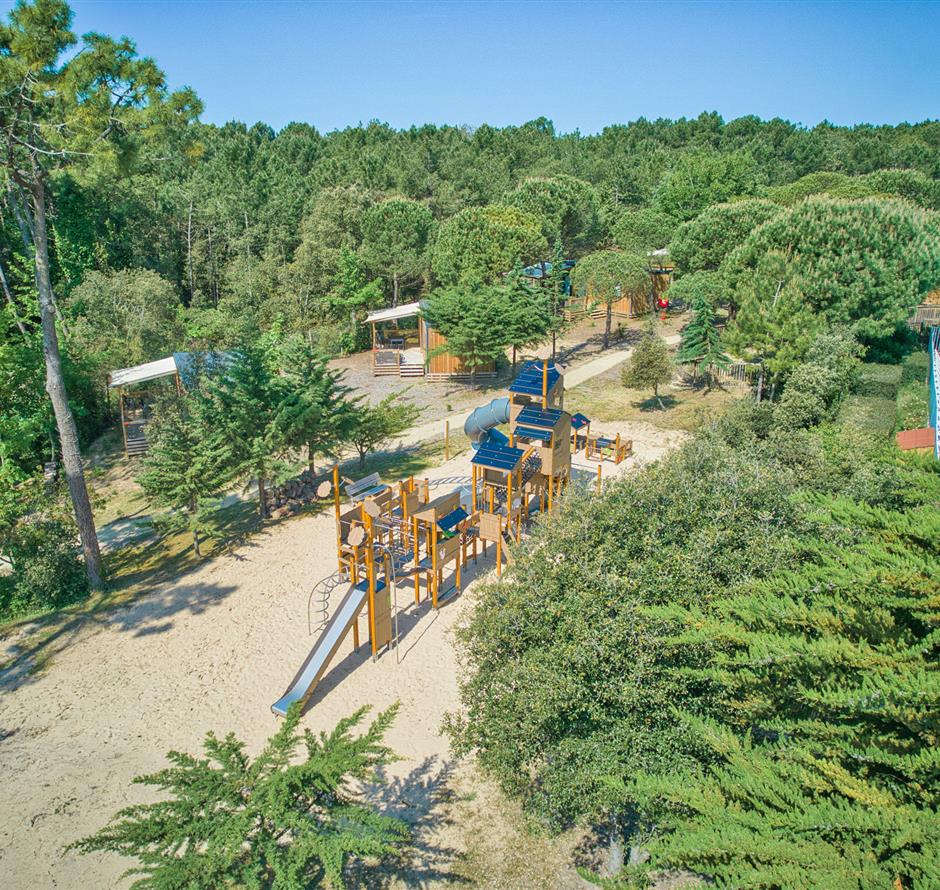 aire de jeux pour enfants au Camping Les Sirènes 