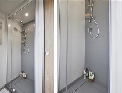 Douche de l'emplacement **** au Camping Les Sirènes