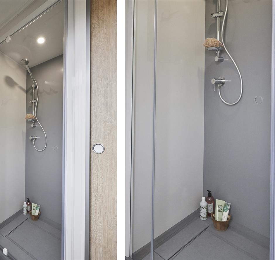 Douche de l'emplacement **** au Camping Les Sirènes 
